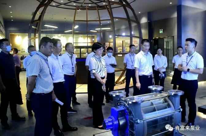 公司董事长、总经理陈迪(右一)向李军区长(右二)一行介绍网站名称产品